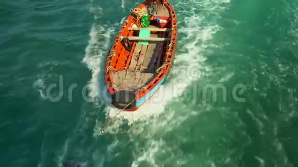 小渔船漂浮在绿松石水上的顶景冒险背景越南视频的预览图