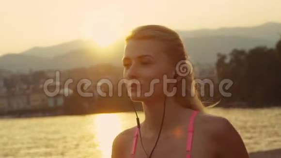 神奇的女孩在水边跑步和听音乐生命的能量视频的预览图