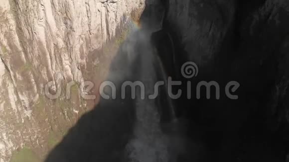 从高加索陡峭的悬崖上俯瞰巨大的瀑布近距离拍摄了一条大溪流视频的预览图