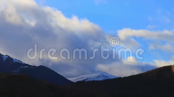 在法国南部的奥西塔尼阿里盖的一座比利牛斯山脉上视频的预览图