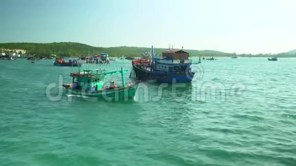 船在钓鱼时从码头浮起越南的小岛大量传统渔船视频的预览图