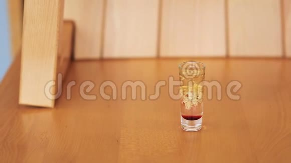 桌上不同层次的龙舌兰酒配糖浆视频的预览图