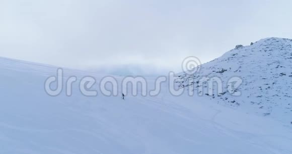 轨道航空飞越冬季雪山滑雪田径场登山滑雪者走上登山雪视频的预览图