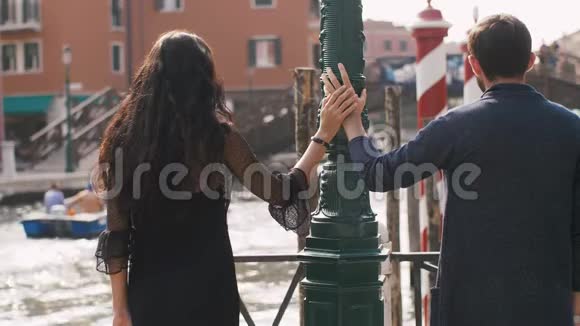 意大利威尼斯的浪漫情侣视频的预览图