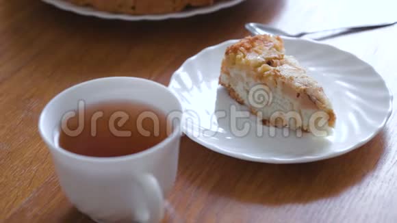 桌子上放着自制的苹果派和热茶视频的预览图