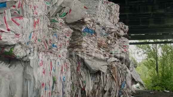 回收工厂包装的聚乙烯垃圾视频的预览图