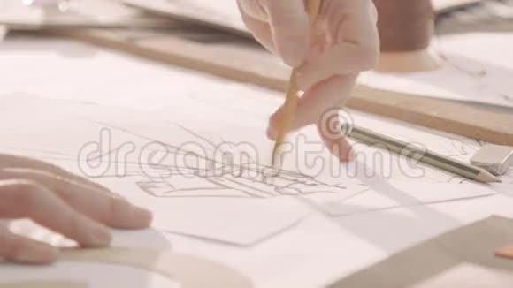 时装设计师在工作室画画女人手在纸上画画特写视频的预览图