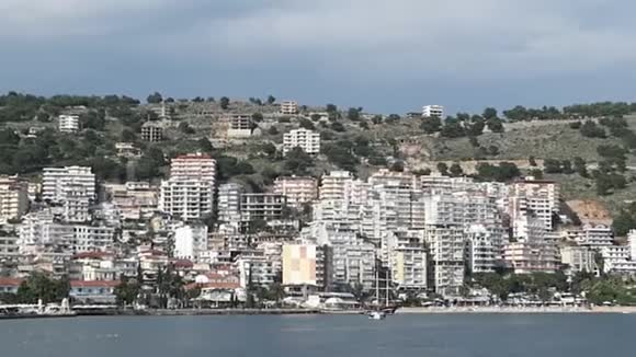 经过萨兰达阿尔巴尼亚的城市景观和海岸线视频的预览图