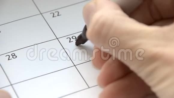用黑色记号笔在日历上书写销售视频的预览图