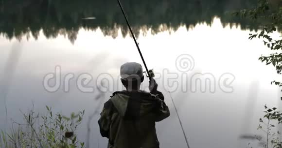 渔夫把一根鱼竿扔到河岸上视频的预览图