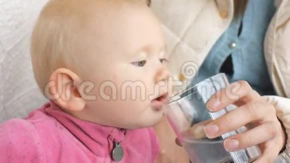 妈妈手里拿着玻璃杯婴儿饮用水视频的预览图