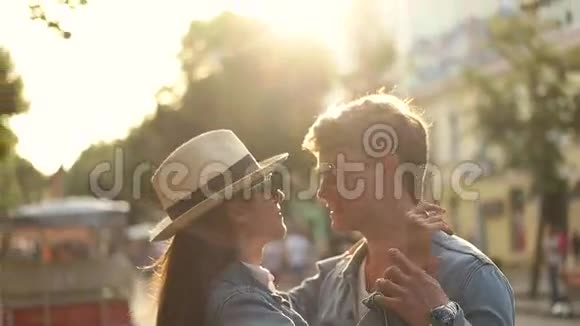 在城市的阳光下接吻视频的预览图