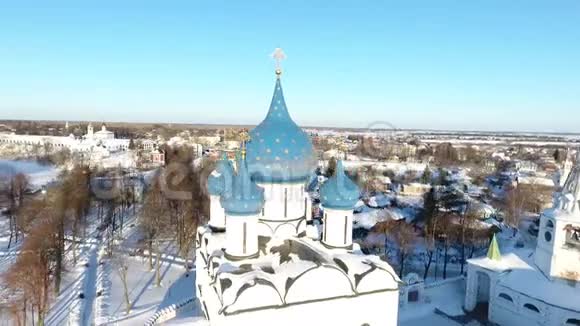 鸟瞰交易行和苏兹达尔市教堂冬天很多雪视频的预览图