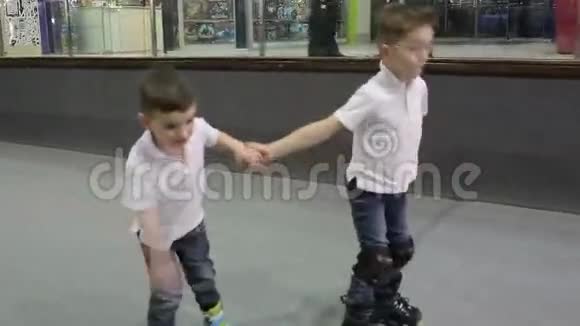 两个男孩骑在滚筒上视频的预览图