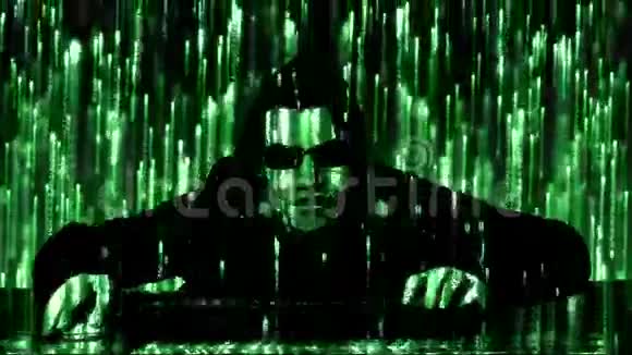 带有发光绿色代码的黑客视频的预览图
