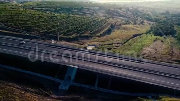 葡萄园山和高速公路从无人机视频的预览图