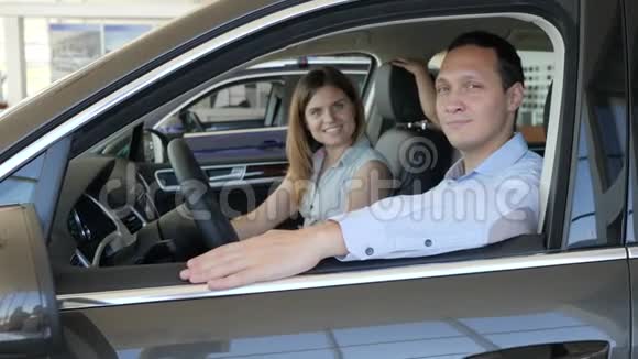 男性客户车辆画像父女双方幸福好视频的预览图