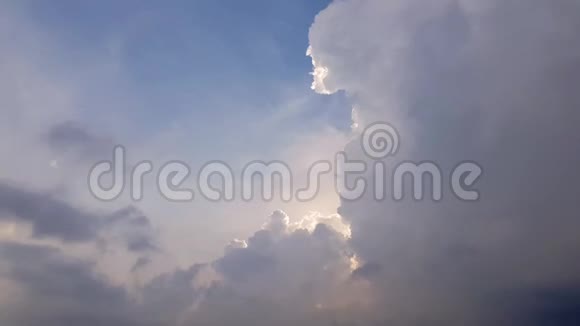 黑雨云的移动多雨视频的预览图