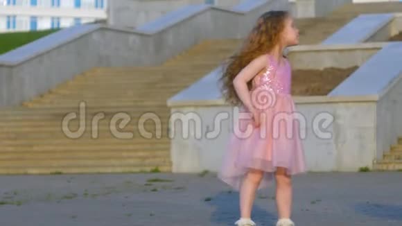 在公园里奔跑的快乐小女孩视频的预览图