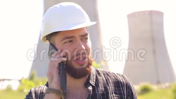 戴着头盔的男建筑工人在打电话视频的预览图