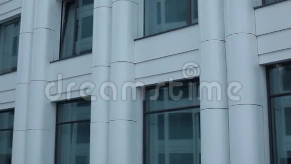 一座巨大的白色办公楼视频的预览图