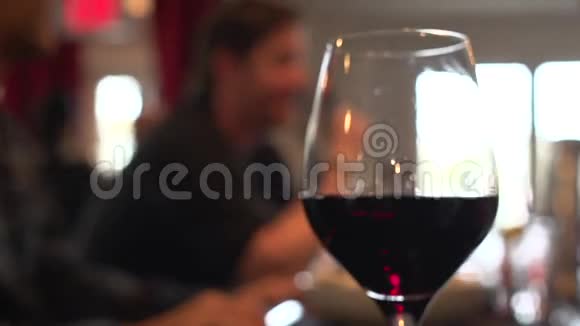 与朋友共享一杯葡萄酒2分之一视频的预览图