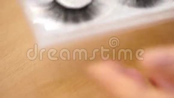 睫毛延伸和眉毛睫毛延伸和眉毛女性手中的假睫毛视频的预览图