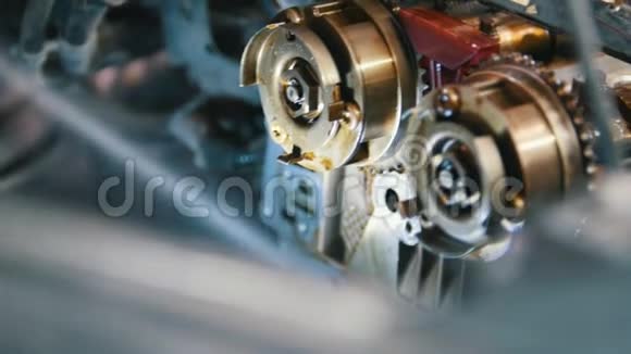汽车发动机的清洗水压大修汽车内部结构视频的预览图