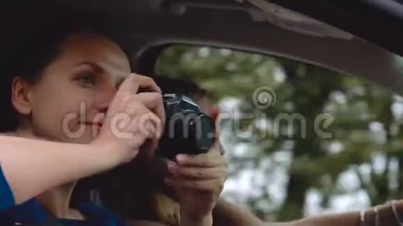 两个年轻的女人坐在车里玩得很开心他们中的一个在摄像机上自我拍照视频的预览图