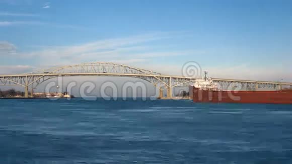 桥梁和货船时间推移视频的预览图