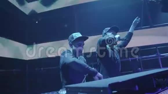 两名DJ在夜总会聚会视频的预览图
