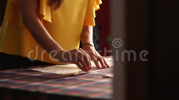 时装设计师女士在工作室工作白种人女性裁缝用粉笔在布上绘制服装布局视频的预览图