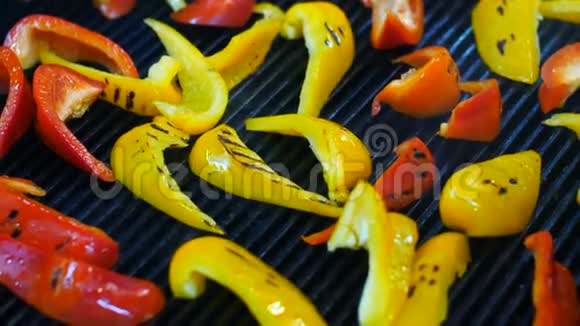 烤架上有五颜六色的辣椒烤蔬菜烤架上有红黄椒视频的预览图