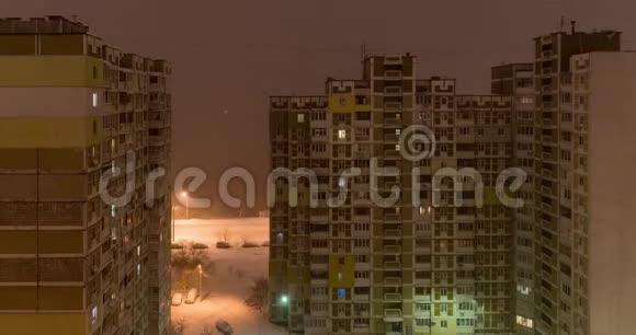 城市里的暴风雪晚上从窗口到庭院的景色最上面视频的预览图