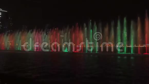 五彩斑斓的歌唱喷泉视频的预览图