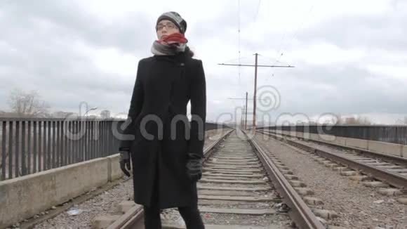 少女站在电车桥上转身走开视频的预览图