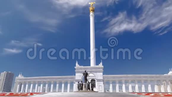 哈萨克斯坦首都阿斯塔纳独立广场上的哈萨克埃里纪念碑的时间推移视频的预览图