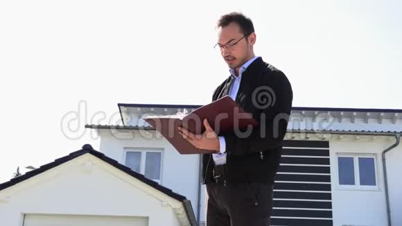 一个房地产经纪人在等客户视频的预览图