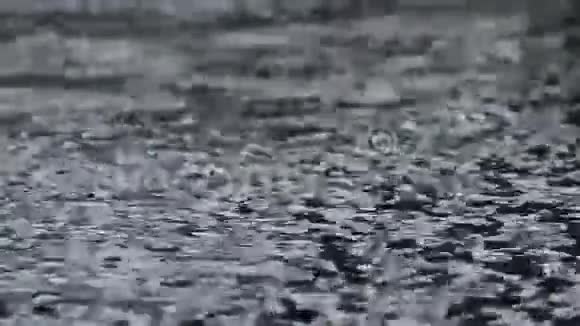 在雨天视频的预览图