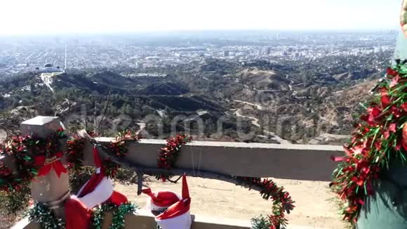 圣诞装饰格里菲斯天文台的空中景观和好莱坞城市景观视频的预览图