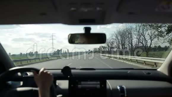 在农村开沥青高速公路视频的预览图