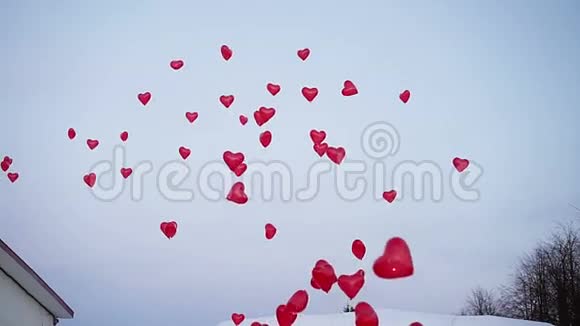 很多红色的心脏气球在空中视频的预览图