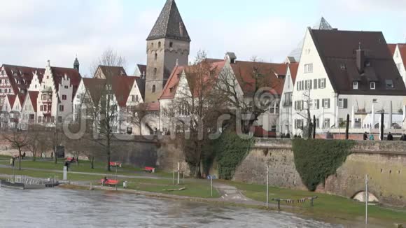 扩散多瑙河河堤和城市德国巴登符腾堡乌尔姆视频的预览图