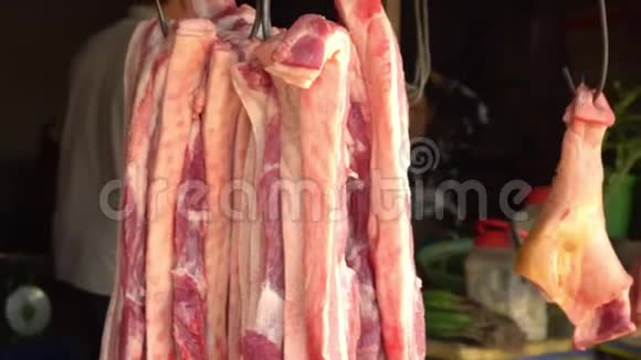 女人清洗肉市场上的肉制品专柜越南的市场肉挂在肉摊上视频的预览图