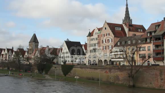 多瑙河堤岸和城市德国巴登符腾堡乌尔姆视频的预览图