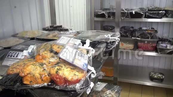 用于贮存沙拉等食品的工业冰箱视频的预览图