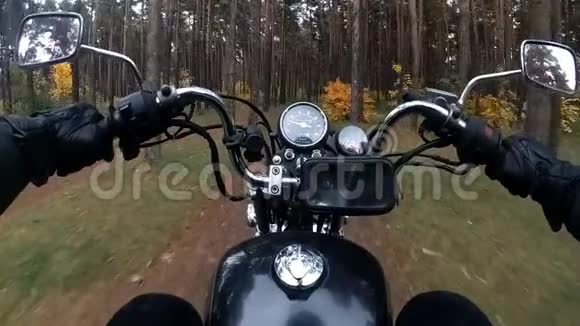 一个骑摩托车的人骑在森林里慢动作视频的预览图