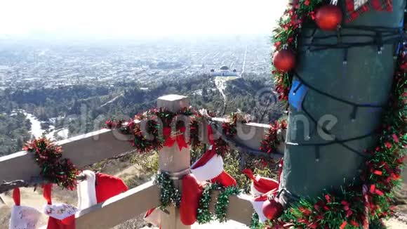 圣诞装饰格里菲斯天文台的空中景观和好莱坞城市景观视频的预览图