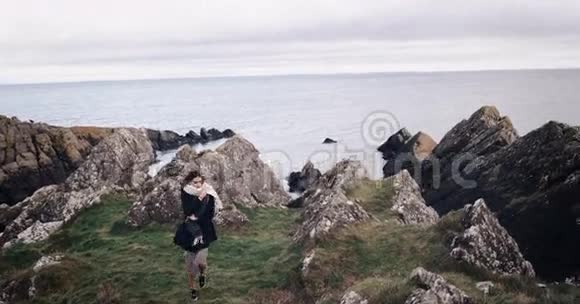 可爱的女孩在山和海的背景上摆姿势慢动作视频的预览图