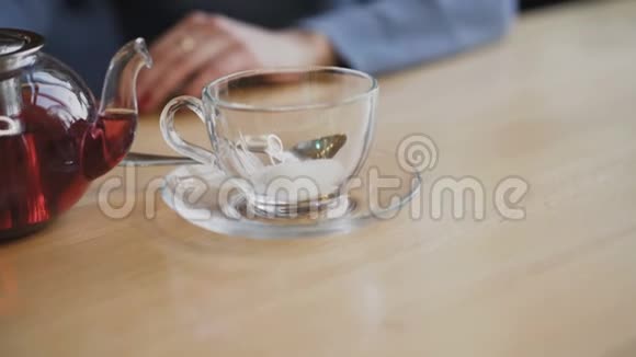 将红茶倒入4K玻璃杯中视频的预览图